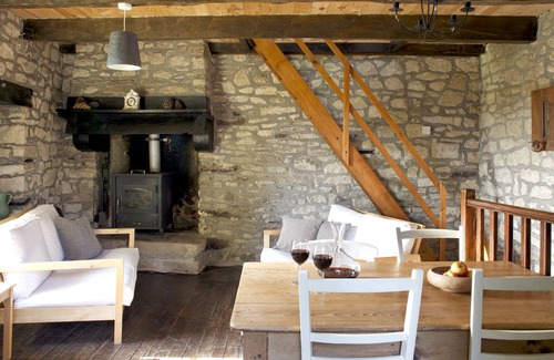 Ploerdut Cottage | Cosy gite with shared pool and indoor games room