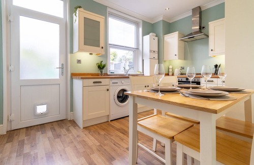 Wakefield House | Cosy Green End Retreat