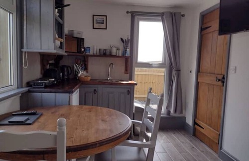 Bala Cabin | Cosy Hill Top Hut, Sleeps 2, with Fantastic mountain Views. Near Bala, Gwyneddn