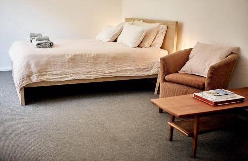 Ocean Shores Apartment | Cosy hillside studio