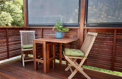 Ocean Shores Apartment | Cosy hillside studio