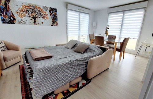 Cergy-Pontoise Apartment | Cosy Home 1, Cergy Le Haut, 30 minutes from Paris