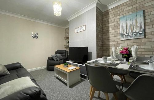 Beeston House | Cosy Home, Family & Contractor Friendly 4 Bedroom Near Leeds Centre, Sleeps 7