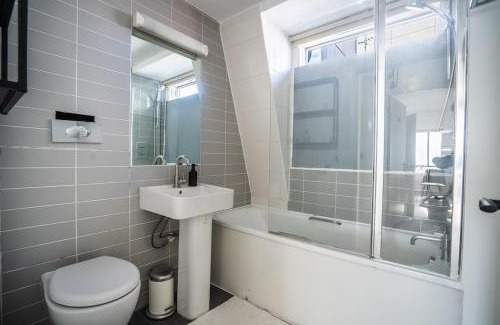 Coldharbour Apartment | Cosy Home for 6 by Brixton Station