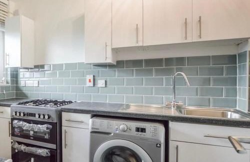 Coldharbour Apartment | Cosy Home for 6 by Brixton Station