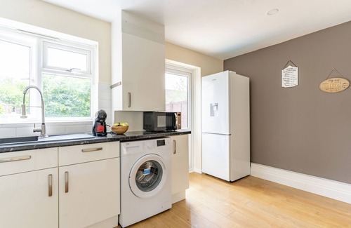 London Borough of Ealing House | Cosy Home For Leisure/Relocation/Contractors