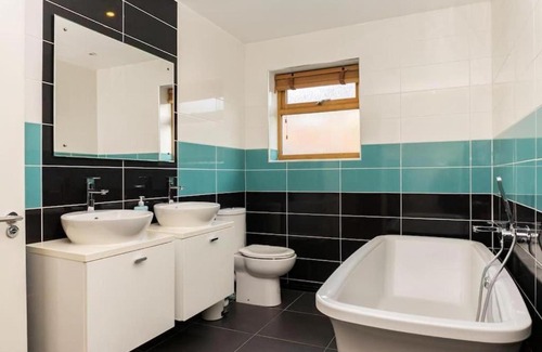 Gloucester House | Cosy Home in Gloucester-4 Bedrooms-Sleeps 10-Parking for 4 Cars