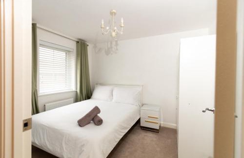 Cottingham Apartment | Cosy Home with Garden in a Picturesque Village
