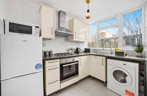 Wyken House | 🌟Cosy House with Free Parking, Garden & Smart TV🌟