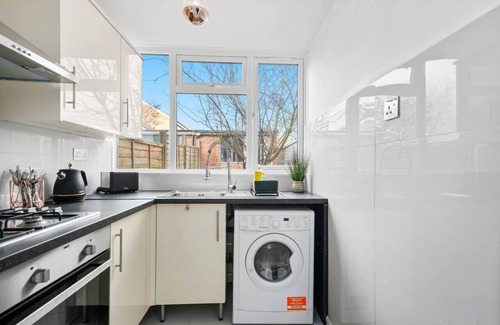 Wyken House | 🌟Cosy House with Free Parking, Garden & Smart TV🌟