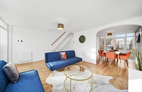 Wyken House | 🌟Cosy House with Free Parking, Garden & Smart TV🌟