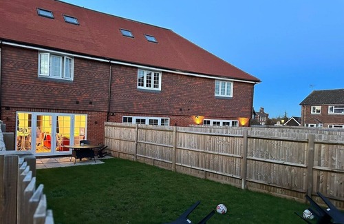 Abbess Roding House | Cosy house with Private Parking and Hot tub