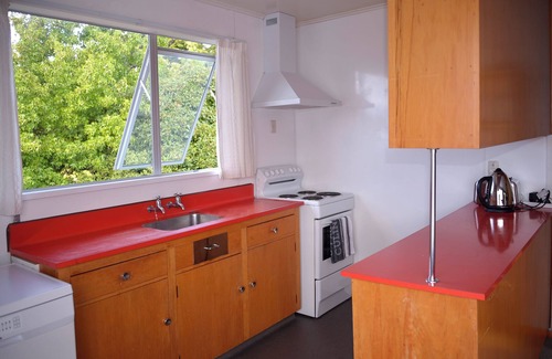 Lake Hawea Cottage | Cosy Kiwi Bach with lake views | Close to ski fields | 1 minute walk to the lake