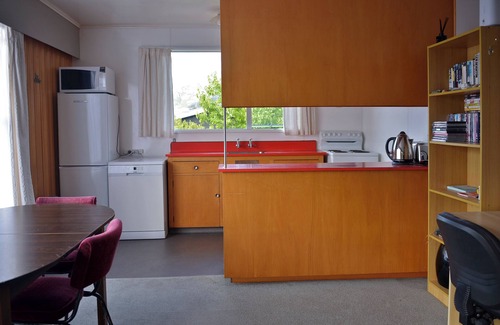 Lake Hawea Cottage | Cosy Kiwi Bach with lake views | Close to ski fields | 1 minute walk to the lake