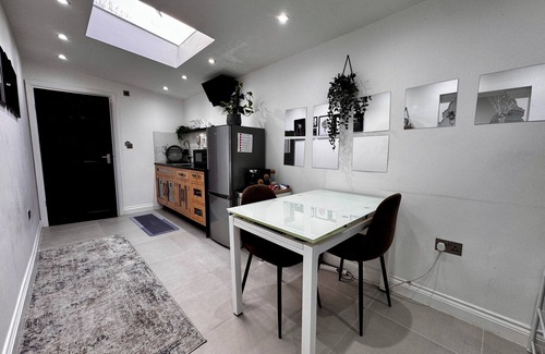 Richmond-upon-Thames Apartment | cosy large one-bedroom for business travellers