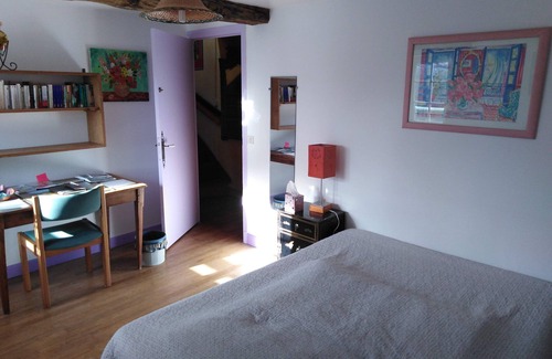 Le Pechereau House | Cosy, light lavender-colored room, rated 3*.