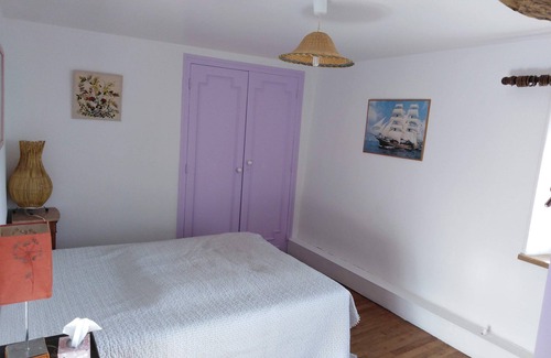 Le Pechereau House | Cosy, light lavender-colored room, rated 3*.