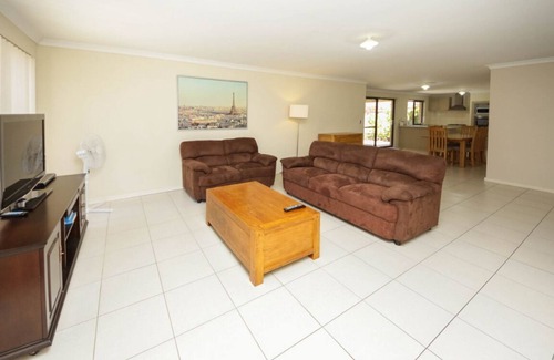 East Cannington House | Cosy Lodge Cannington - Comfort at value price