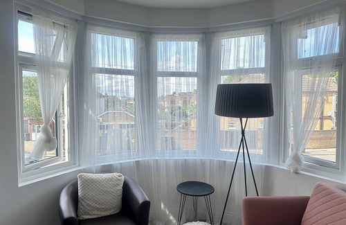 Goodmayes Apartment | Cosy London Apartment by Underground Train station - Starlet Stays