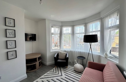 Goodmayes Apartment | Cosy London Apartment by Underground Train station - Starlet Stays