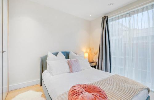 Sands End Apartment | Cosy Manhattan Studio with Balcony