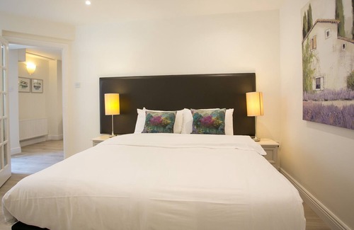 Grand Canal Dock Apartment | Cosy & modern 1 bedroom apartment located in the quiet area of Ballsbridge