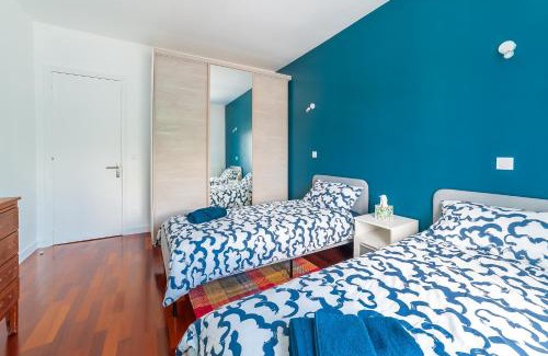 Creil Apartment | Cosy Modern Apartment - 1 minute walk from train station