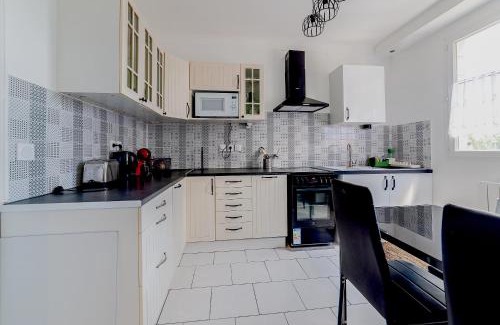 Creil Apartment | Cosy Modern Apartment - 1 minute walk from train station