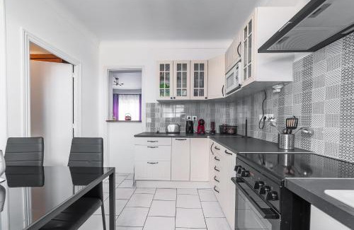 Creil Apartment | Cosy Modern Apartment - 1 minute walk from train station