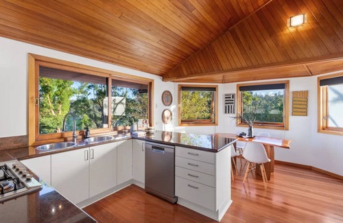 Eagle Heights House | Cosy Mountain house w/fire and pool on Tamborine Mountain!