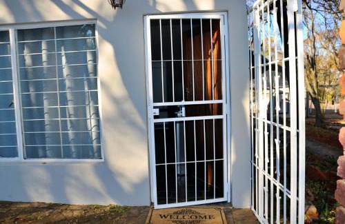 Magaliesberg Ski Chalet | Cosy Mountain FarmStay w private Boma