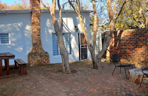 Magaliesberg Ski Chalet | Cosy Mountain FarmStay w private Boma