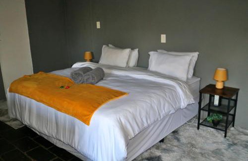 Magaliesberg Ski Chalet | Cosy Mountain FarmStay w private Boma