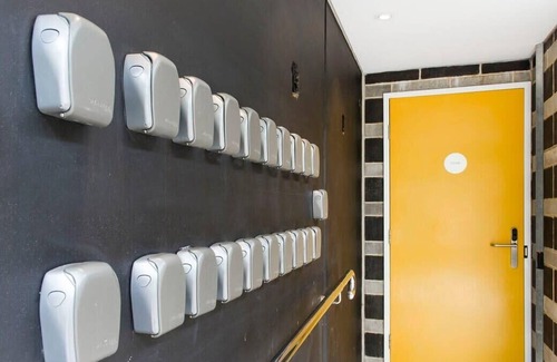 Perth Apartment | Cosy Mural Studio with Roof Terrace