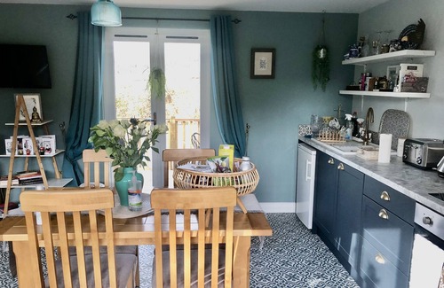 Ticehurst Cottage | Cosy Nature Retreat with Waterviews
