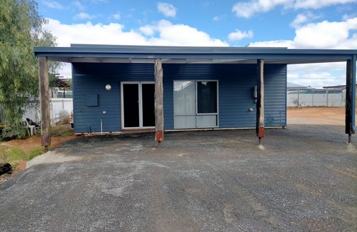 Coolgardie Cottage | Cosy new cottage in the centre of town, close to the hotel, fully fenced parking