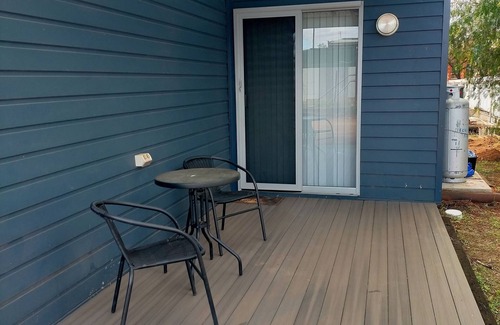 Coolgardie Cottage | Cosy new cottage in the centre of town, close to the hotel, fully fenced parking