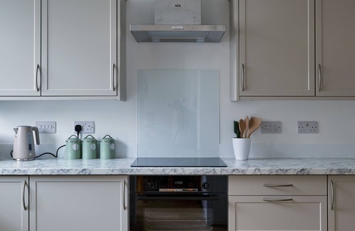 Leeds House | Cosy Nook - 3 Bedroom Retreat with Private Garden, Parking and Media Wall