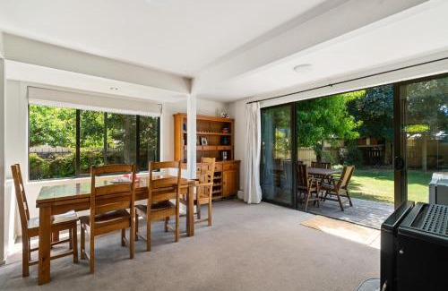 Wanaka House | Cosy on Kowhai - Wanaka Holiday Home