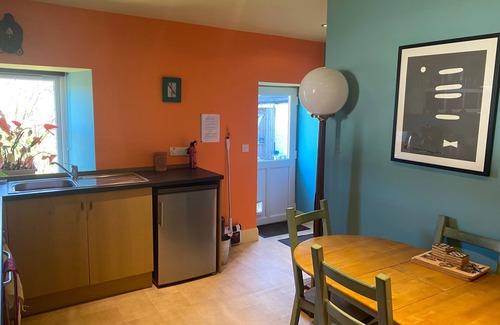 Thornhill Cottage | Cosy one-bedroom Cottage - Parking, Pets