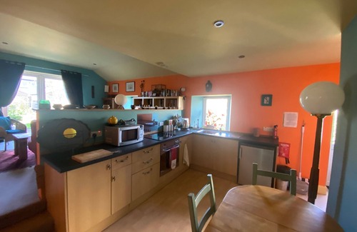 Thornhill Cottage | Cosy one-bedroom Cottage - Parking, Pets