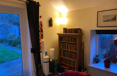 Thornhill Cottage | Cosy one-bedroom Cottage - Parking, Pets