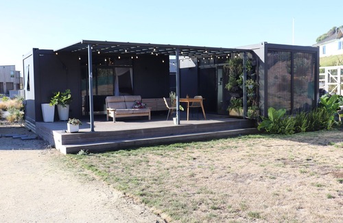 Peka Peka Cabin | Cosy pods, 2 minutes walk from beach - pet friendly!