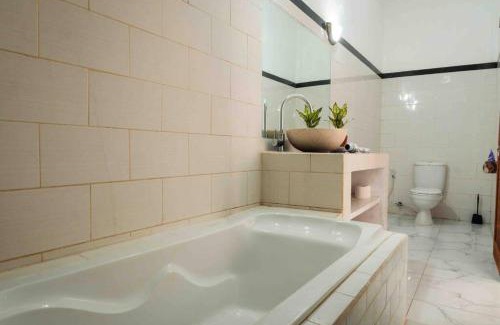 Berawa Villa | Cosy PRIVATE 3 BEDROOM vacation villa (5 mins to FINNS BEACH)