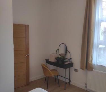 Tottenham Apartment | Cosy Private Home in London with Garden