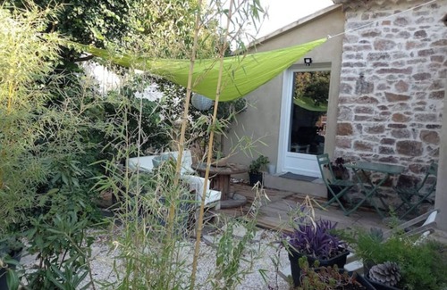 Sollies Pont Cabin | Cosy Provencal cottage with pool access.