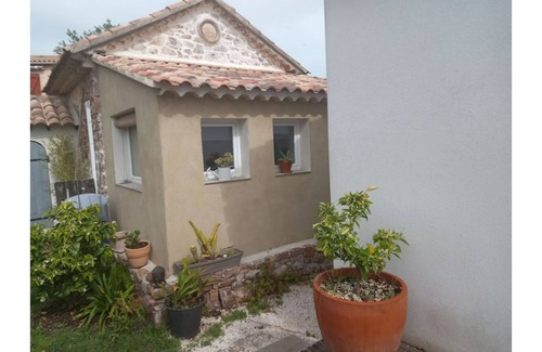 Sollies Pont Cabin | Cosy Provencal cottage with pool access.