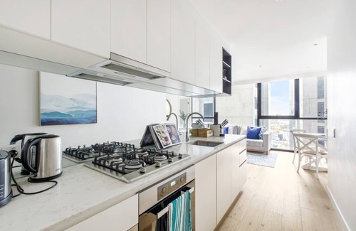 Southbank Apartment | Cosy Revolve at Palladium A Stylish Urban Oasis