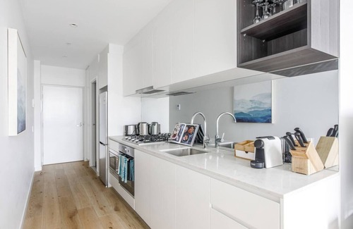 Southbank Apartment | Cosy Revolve at Palladium A Stylish Urban Oasis