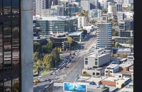 Southbank Apartment | Cosy Revolve at Palladium A Stylish Urban Oasis